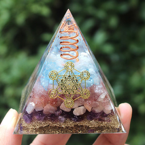 Pyramide en résine époxy, décoration artisanale pour la maison, avec bobine en cuivre et motif du cube de Metatron - Product Image 3