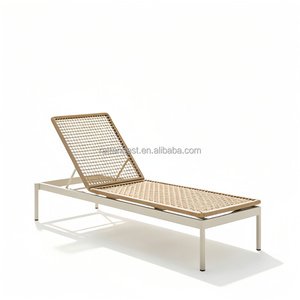 Chaise longue d'extérieur en aluminium tressé sans accoudoirs, à usage commercial - Product Image 1