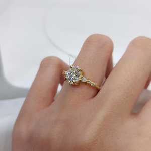 แหวนหมั้นมอสซาไนต์ทรงวงรีวินเทจสำหรับผู้หญิง แหวนมอสซาไนต์ทรงวงรีประดับแบบคลัสเตอร์ แหวนทองคำแท้สำหรับโอกาสพิเศษและวันครบรอบ - Product Image 1