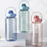 Tasse en plastique portable de 2000ml avec paille à boucle Tasse à eau de fitness haute couleur pour les activités de plein air Camping Méthode de consommation directe