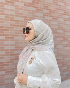 Satin bersinar dengan tepi kerang pita satin dengan potongan dicetak mikado satin kurung Punyaku dahlia hijab putih musim dingin - Product Image 6