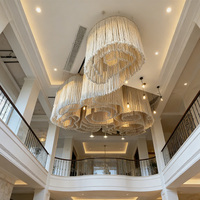 Sculpture de plafond en macramé moderne sur mesure, tissée à la main, à franges ondulées, pour un design contemporain commercial et hôtelier