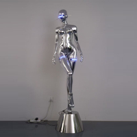 Lámpara de pie de fibra de vidrio con forma de robot femenino, cromo brillante, luz azul, para crear una atmósfera natural.