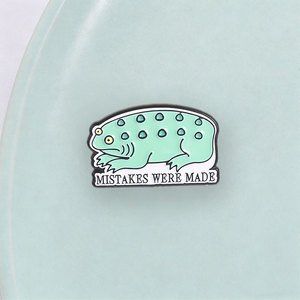 Spilla in metallo smaltata personalizzata con citazione sardonica 'Errore Fatto Intenzionalmente' e rana divertente, regalo creativo - Product Image 3