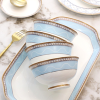 Service de vaisselle en porcelaine fine avec bord doré, motif bleu et blanc, assiettes occidentales personnalisables OEM ODM pour la salle à manger à domicile