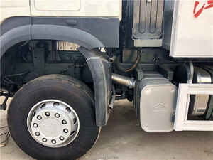 Rhd Isuzu Forward 6x4 en China, cilindro hidráulico Mercedes Benz, neumático Volvo usado, camión volquete - Product Image 6