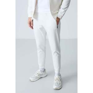 Conjunto Deportivo Air Jones para Hombre en Color Crudo - Ropa Deportiva Cómoda de Mezcla de Poliéster y Algodón para un Estilo de Vida Activo - Product Image 5