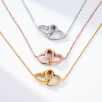 Collier Double Amour Européen Américain en Acier Inoxydable pour Femmes à la Mode en Forme de Coeur Double Anneau avec Gravure d'Explosion