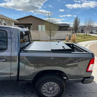 Couverture de benne rigide en alliage d'aluminium à trois volets, escamotable et étanche, pour GMC Sierra 1500 2026 (version courte et longue) – Protection de cargaison sécurisée