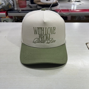 Cappellini da camionista personalizzati con ricamo a due toni, regali di nozze per gli ospiti, da Raleigh con amore, regolabili - Product Image 2