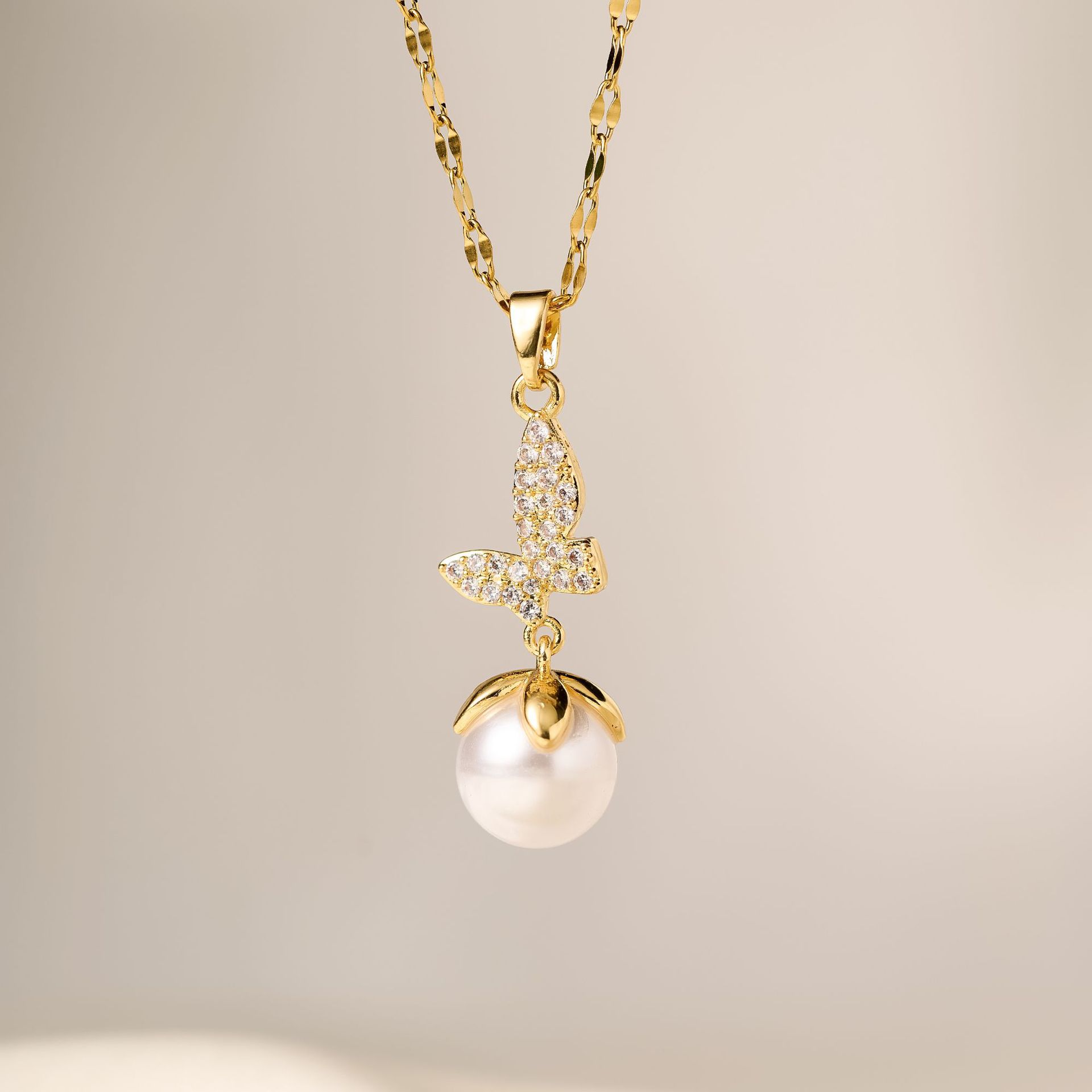 Gold full-diamond butterfly pearl necklace