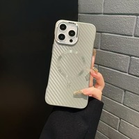 Étui de téléphone portable magnétique sans bordure en fibre de carbone de style Ins pour 15 Pro Max avec des couleurs personnalisables