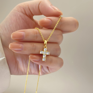 Collier Pendentif Croix Minimaliste en Or 18 carats, Bijoux Tendance Thème Croix de Jésus, Vente en Gros, Style Iced Out - Product Image 3