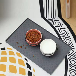 Grote driehoekige plastic voedermat voor huisdieren, antislip en waterdicht, draagbaar en opvouwbaar, geschikt voor binnen en buiten. - Product Image 2