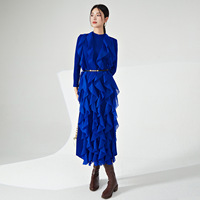 Robe de soirée formelle élégante noire haut de gamme plissée et froncée en tissu respirant et écologique, idéale pour l'automne, personnalisable OEM, décontractée