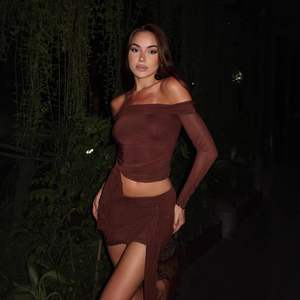 ชุดเซ็ตกระโปรงมินิสั้นเข้ารูปพร้อมเสื้อครอปเปิดไหล่ผ้าตาข่ายแบบผูกเอว รุ่นคัสตอม 2026 สำหรับผู้หญิง เหมาะสำหรับใส่ไปเที่ยวคลับ - Product Image 3