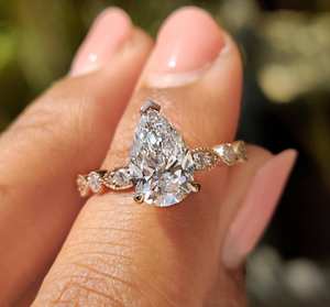 Anillo de Compromiso de Moissanita de Alta Calidad con Corte de Pera de 1 Quilate, Sin Níquel, Sin Plomo, Engaste Pavé en Oro Rosa, VVS Incoloro, Certificado IGI - Product Image 1