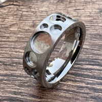 Anneau en titane personnalisé de 8 mm avec un motif de points variés, style classique pour la fabrication de bagues de fiançailles pour hommes