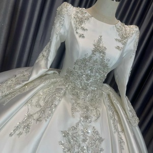 Vestido de Novia Musulmán Lscm74 Personalizado de Satén con Mangas Largas, Espalda Descubierta, Apliques, Escote Corazón y Cola Capilla - Product Image 4