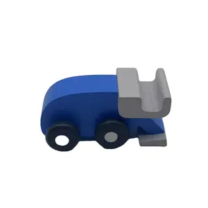 페인트 칠한 아이들은 교육을위한 나무 파란색 소형 자동차 zamboni 장난감을 재생합니다