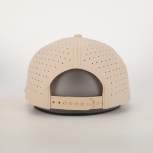 Gorra de golf de 5 paneles de poliéster de secado rápido con logotipo personalizado OEM, diseño perforado cortado con láser con estilo de escritura bordado - Product Image 5