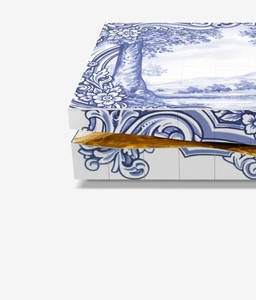 Table basse carrée personnalisée en carreaux de chinoiserie bleus et blancs, design sculptural à motifs fendus avec intérieur en laiton martelé, villa de luxe - Product Image 4