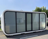 Capsule de camping préfabriquée en acier léger moderne, écologique, mobile, pour une séjour de luxe dans un cadre pittoresque