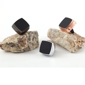 คลิปน้ำหอมติดรถยนต์ทรงสี่เหลี่ยมทันสมัย ผลิตจากอลูมิเนียมอัลลอยคุณภาพพร้อมเคลือบหนัง ดีไซน์เรียบง่าย ใช้เป็นเครื่องหอมภายในรถยนต์ - Product Image 1