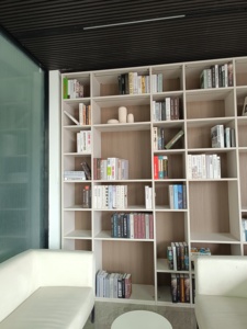 خزانة كتب فاخرة بتصميم كومبو بنسيج أبيض وخشب - Product Image 2