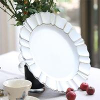 Assiettes de présentation blanches cannelées et festonnées en plastique, motif floral radial, 13 pouces, style vintage, pour réceptions de mariage et banquets