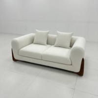 Canapé Chesterfield deux places moderne en tissu de haute qualité avec pieds en bois massif blanc pour salon