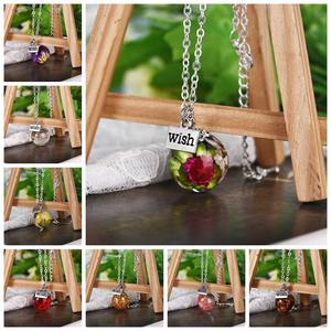 <span class=keywords><strong>Collana</strong></span> pendente a sfera in resina con <span class=keywords><strong>fiori</strong></span> <span class=keywords><strong>di</strong></span> crisantemo in argento e <span class=keywords><strong>fiori</strong></span> <span class=keywords><strong>di</strong></span> girasole - Product Image 6