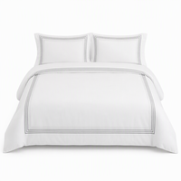 Parure de lit brodée blanche avec taie d'oreiller à motif ligne grise pour chambre calme et chambre d'amis avec coins mitrés