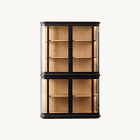 Vitrine haute élégante et moderne en verre noir à 2 portes avec côtés en verre incurvé et bordure d'étagère dorée pour salon, personnalisable OEM