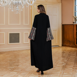 Robe Abaya élégante à fleurs brodées à la main pour femmes musulmanes Occasion de fête Vente en gros - Product Image 4