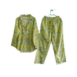 Conjunto de Pijama Floral 100% Algodón para Mujer, Camisa de Manga Larga con Botones y Pantalones, Traje de Dormir Suave y Transpirable para Verano, Ropa Casual para el Hogar - Product Image 1