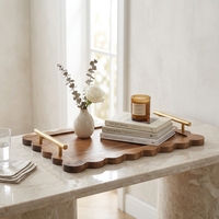 Plateau de service en bois d'acacia de la série Natural House festonnée avec poignées en métal pour plateaux décoratifs et organisateurs ottomans