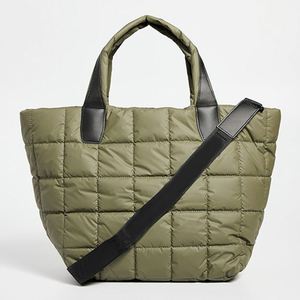 Bolso Tote Personalizado de Nailon Resistente al Agua para Mujer, Bolso de Mano para Viajes al Aire Libre, Diseño Acolchado, Bolso de Playa, Bolso Tote Mediano con Cierre y Correa para el Hombro - Product Image 1