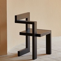 Fauteuil d'appoint en bois teinté, design bloc asymétrique, assise et dossier sculpturale, pour salon, vente en gros