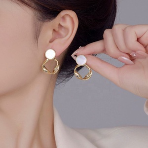 Boucles d'oreilles clous géométriques élégantes en zircon cuivré plaqué or pour femme, polyvalentes et tendance, avec anneau torsadé en métal, style Internet - Product Image 2