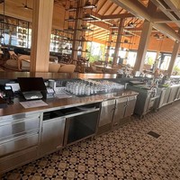 Solution de conception de projet hôtelier INEO pour bar de piscine, cuisine, équipement commercial pour hôtel-restaurant, destiné à la station balnéaire Hilton Maldives