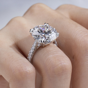 Anillo de compromiso Messi Jewelry MSR-2173 de oro de 18 quilates con tres diamantes de corte redondo, diamantes cultivados en laboratorio, para mujer. - Product Image 5