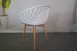 <span class=keywords><strong>Chaise</strong></span> en plastique respirante de style <span class=keywords><strong>scandinave</strong></span> avec pieds en bois effilés pour une utilisation polyvalente dans les salles à manger et les cafés - Product Image 5