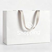Sacs en papier de luxe personnalisés en papier recyclé crème beige pour l'emballage de vêtements avec poignée en ruban pour chaussures, personnalisez votre propre logo