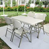 Table et chaises rectangulaires modernes blanches pour l'extérieur, pliables et avec panneaux style bois, pour événements