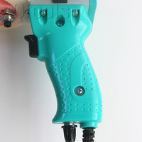 Pistolet de tuftage manuel électrique Qtools Cpointbox Duo deux-en-un pour tapis et moquettes, machine à tuftage à boucles, vert avec composant moteur central
