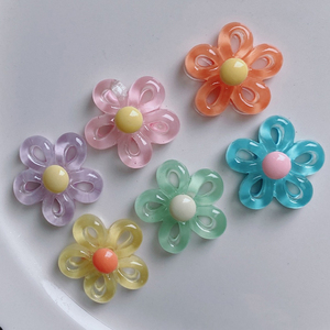 Accessoires de bijoux DIY : Breloques miniatures en résine ajourées en forme de fleur pour la création de broches, coques de téléphone et aimants de réfrigérateur - Product Image 1