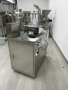 เครื่องบรรจุและปิดผนึกซองสำเร็จรูปอัตโนมัติเต็มรูปแบบสำหรับบรรจุน้ำผลไม้บลูเบอร์รี่ ส้ม นม น้ำ และของเหลวอื่นๆ ในรูปแบบซอง - Product Image 6