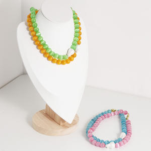 Collana girocollo di perle irregolari fatte a mano in vetro rosa e verde con perline in pietra per donne - Product Image 5