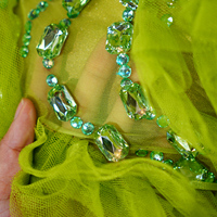 Robe mini asymétrique sans bretelles en tulle à volants avec cristaux de strass Chartreuse TianYi |   Costume de scène